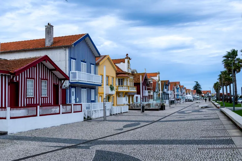 Les maisons à rayures de Costa Nova le long de la promenade